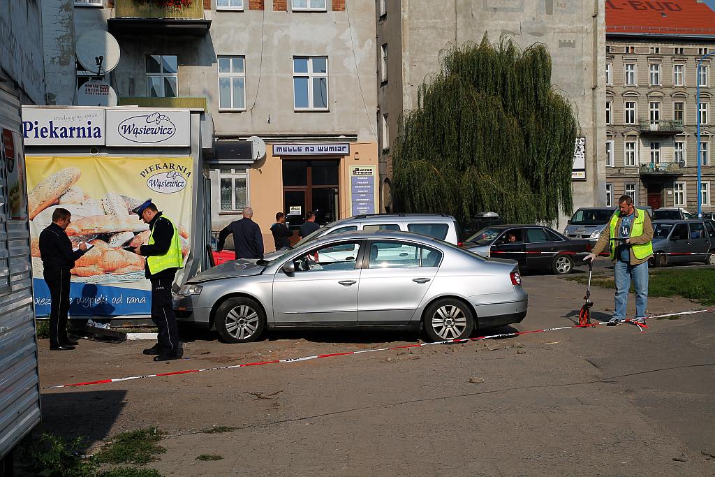 Potrącił pieszego, zniszczył sklep i uciekł