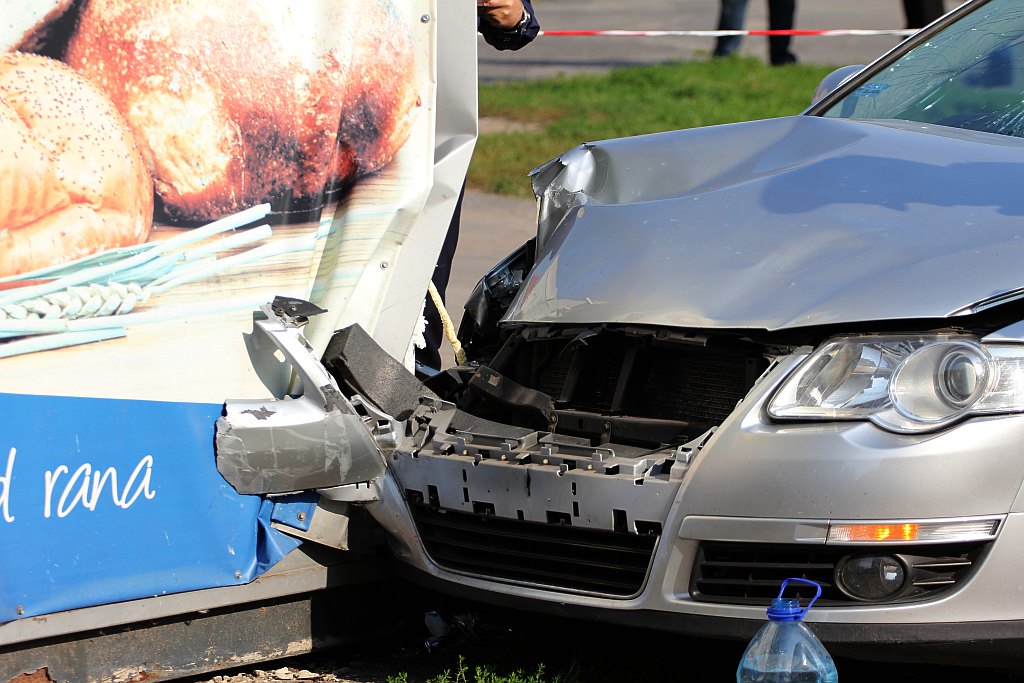 Potrącił pieszego, zniszczył sklep i uciekł
