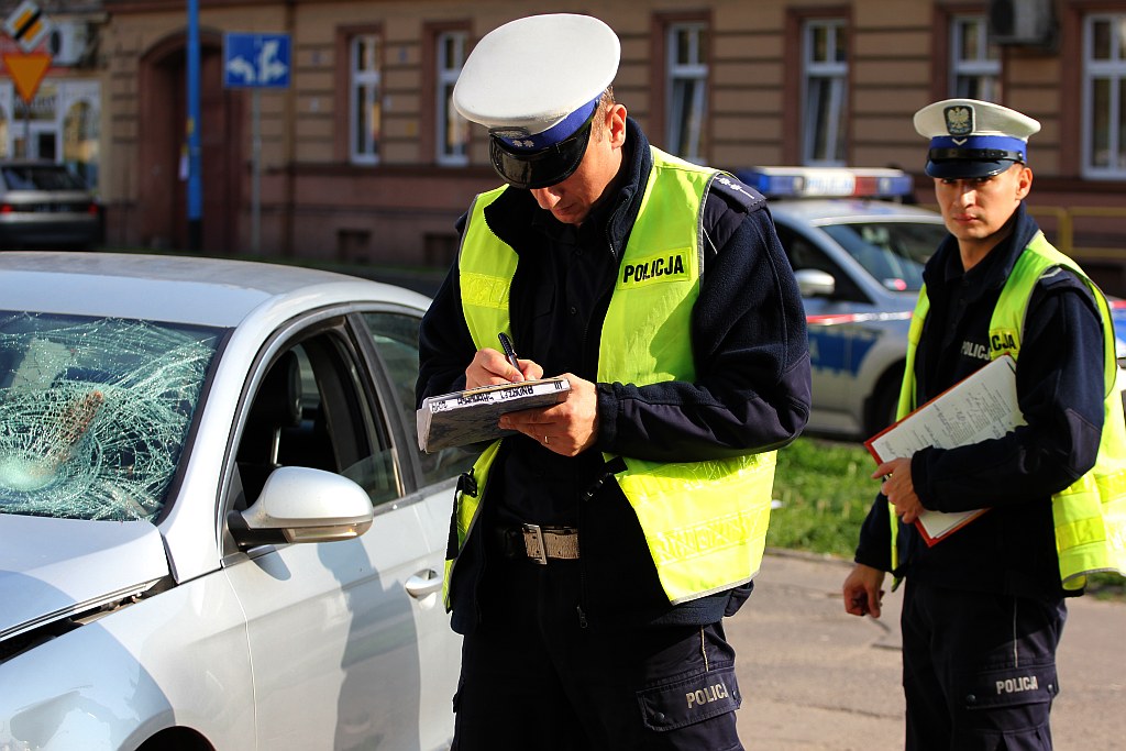 Potrącił pieszego, zniszczył sklep i uciekł