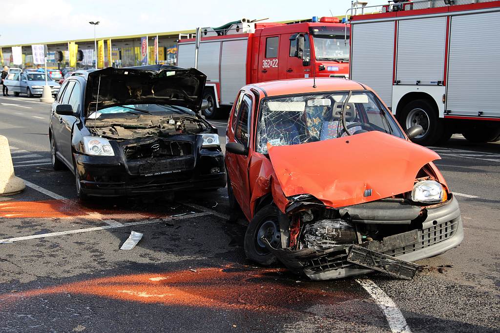 Wypadek na parkingu koło Decathlonu