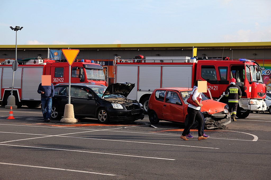 Wypadek na parkingu koło Decathlonu