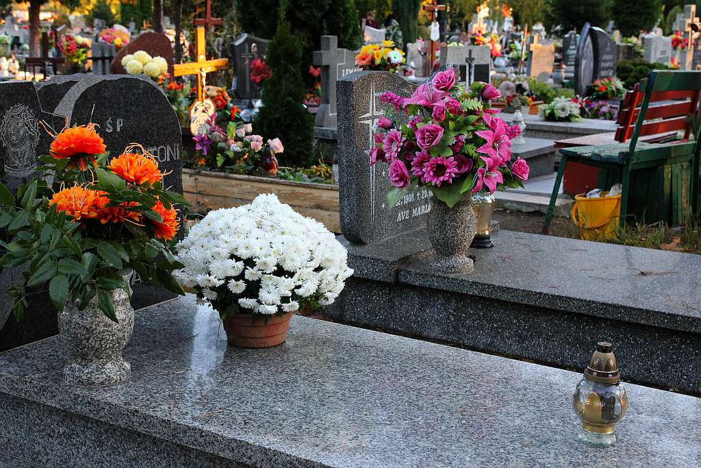 Cmentarz Komunalny na kilka dni przed świętem