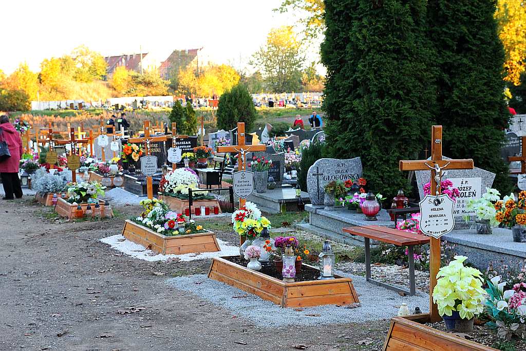 Cmentarz Komunalny na kilka dni przed świętem