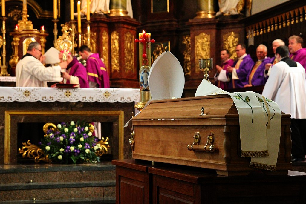 Ksiądz Bochnak spoczął w krypcie katedry