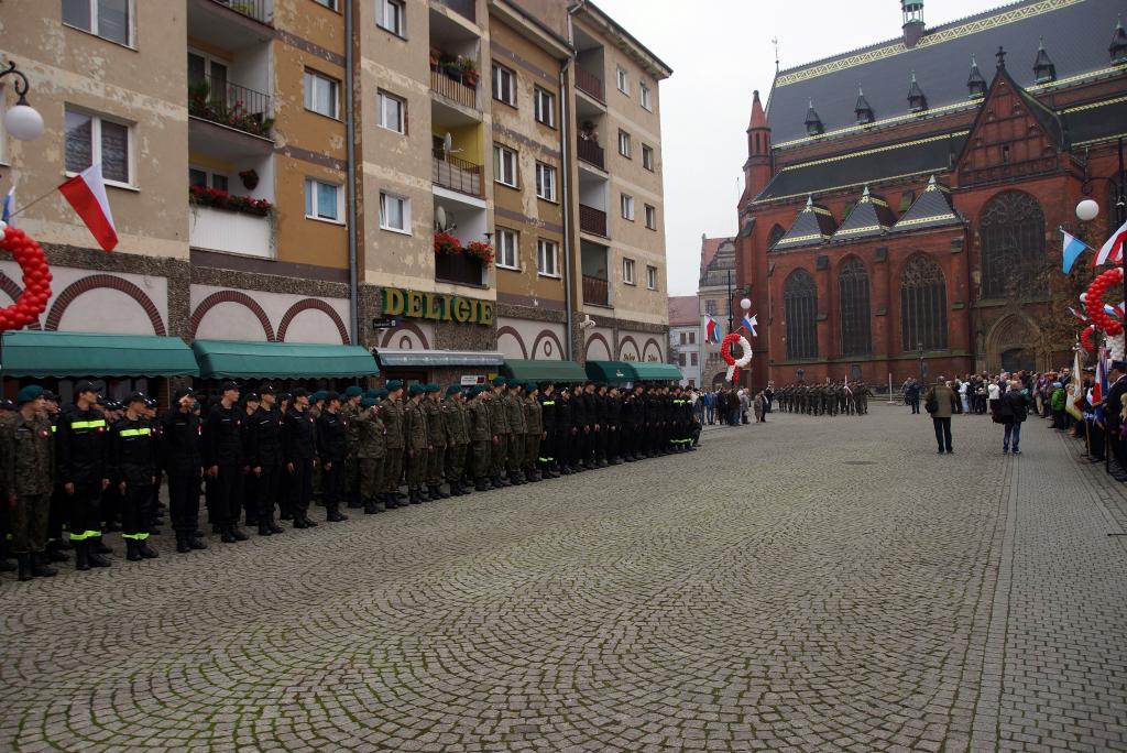 Uczniowie klas mundurowych ślubowali w Rynku