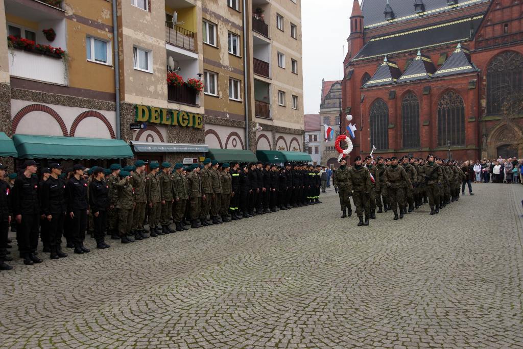 Uczniowie klas mundurowych ślubowali w Rynku