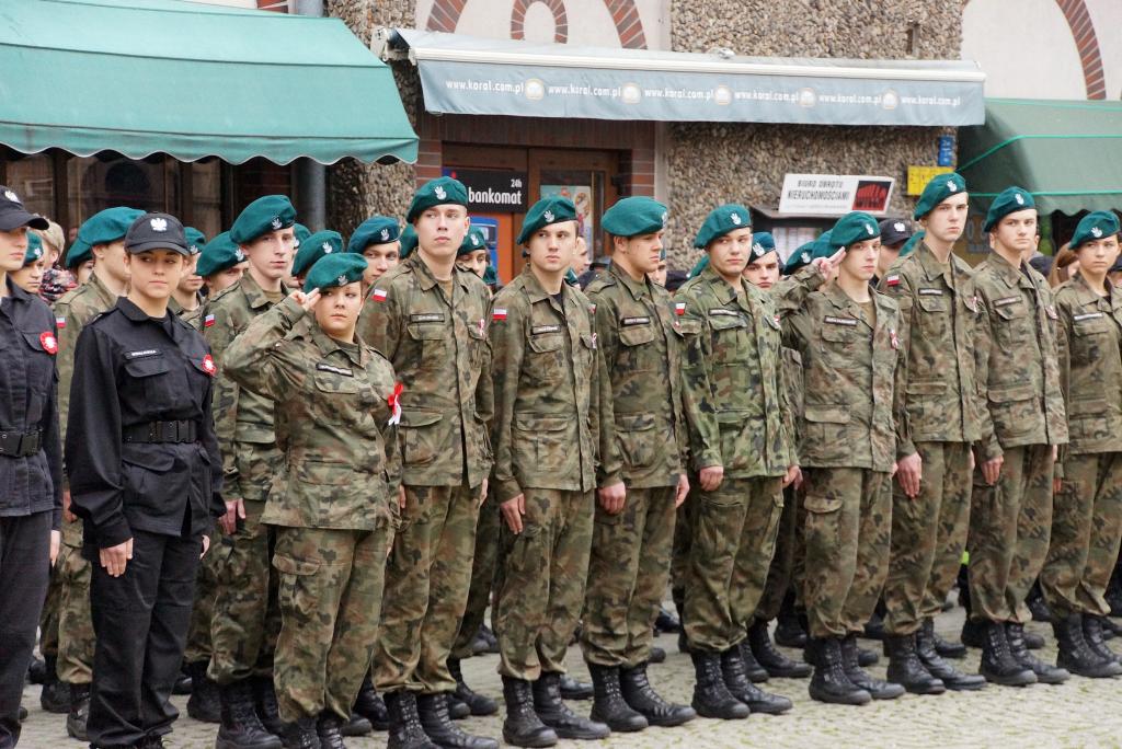 Uczniowie klas mundurowych ślubowali w Rynku