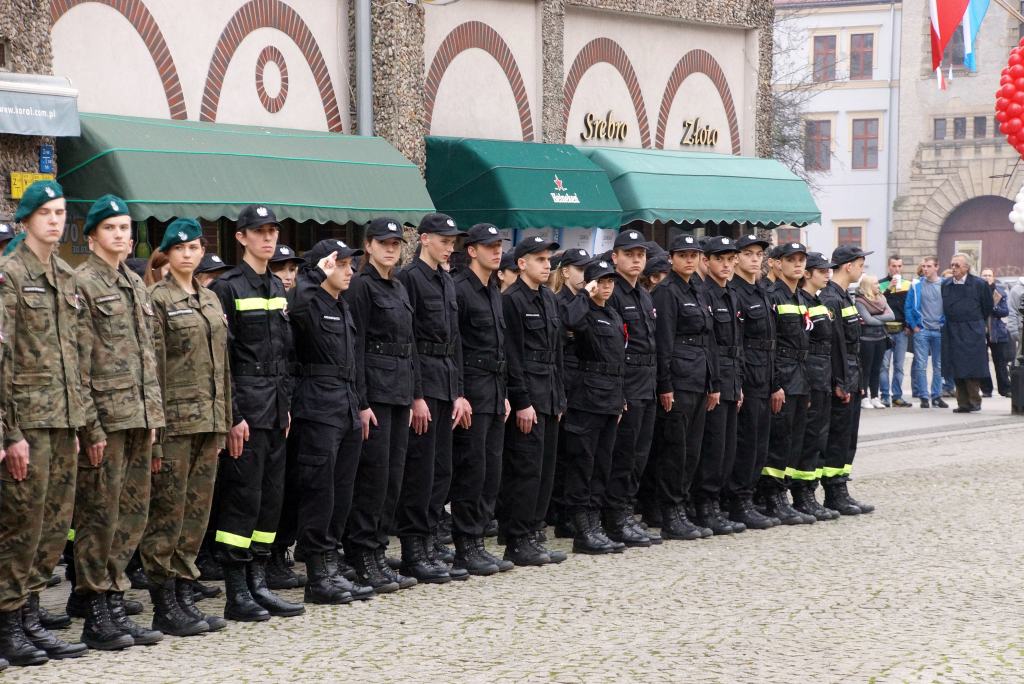 Uczniowie klas mundurowych ślubowali w Rynku