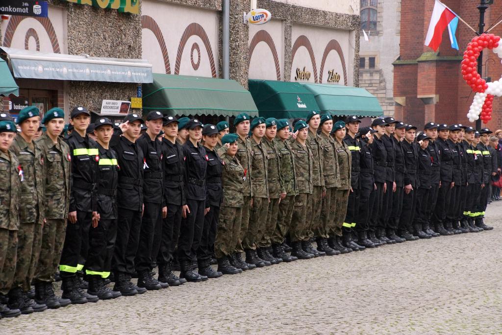Uczniowie klas mundurowych ślubowali w Rynku