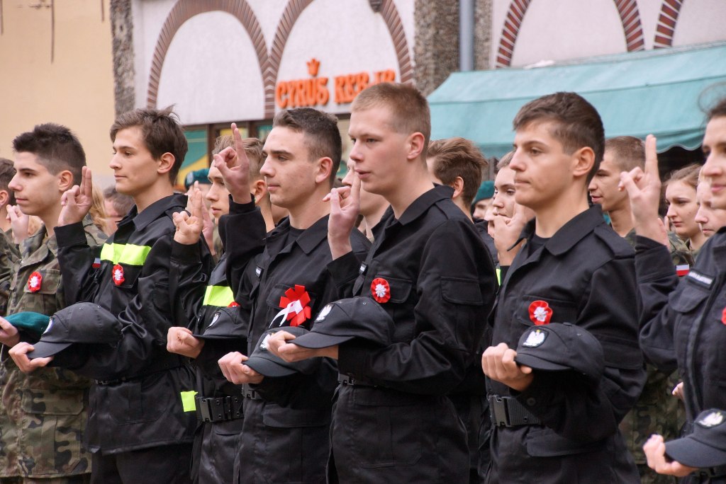 Uczniowie klas mundurowych ślubowali w Rynku