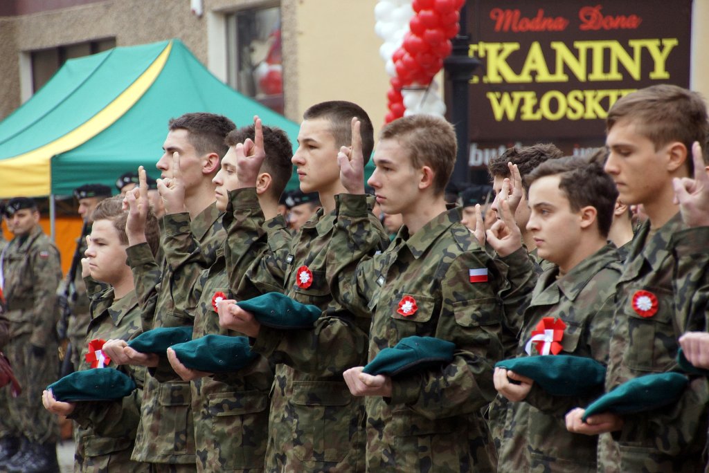 Uczniowie klas mundurowych ślubowali w Rynku