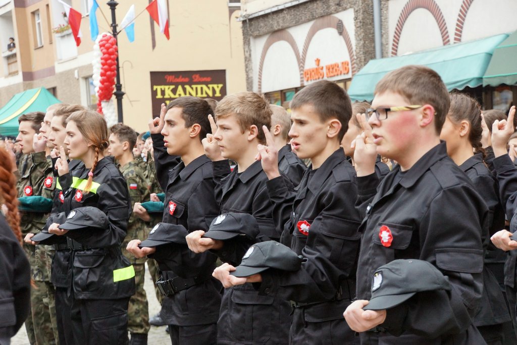 Uczniowie klas mundurowych ślubowali w Rynku