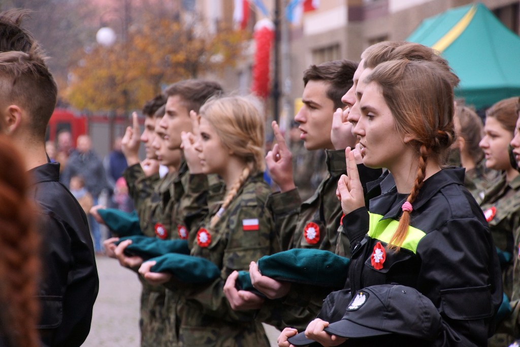Uczniowie klas mundurowych ślubowali w Rynku