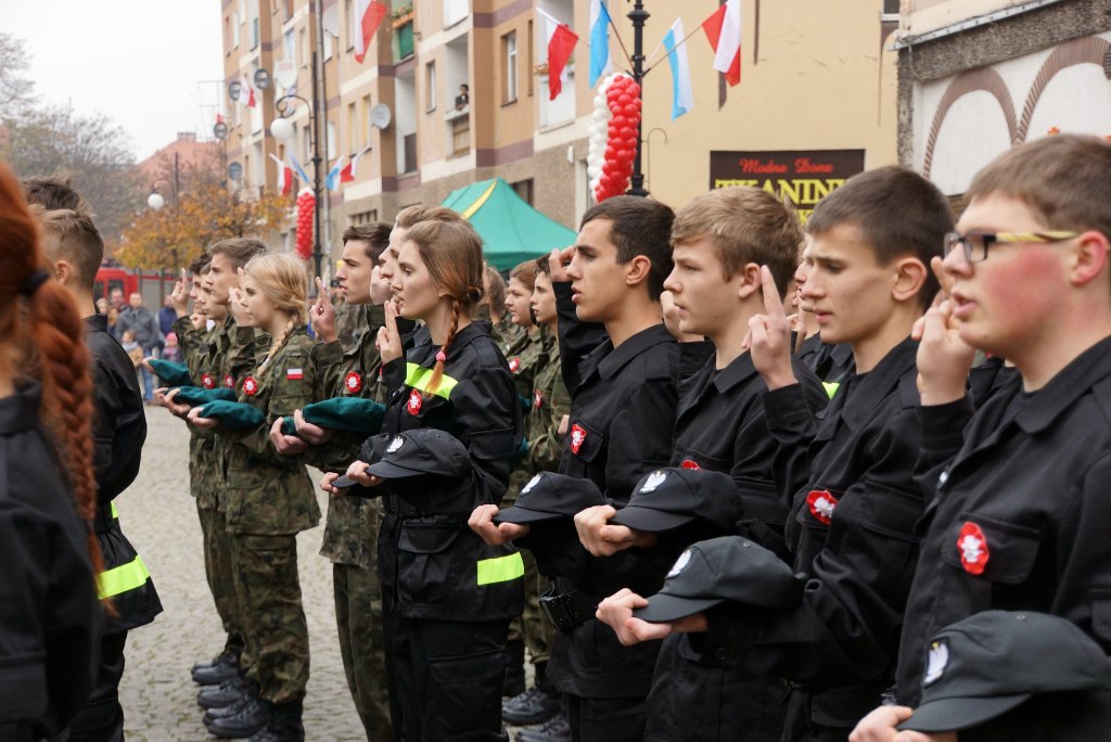 Uczniowie klas mundurowych ślubowali w Rynku