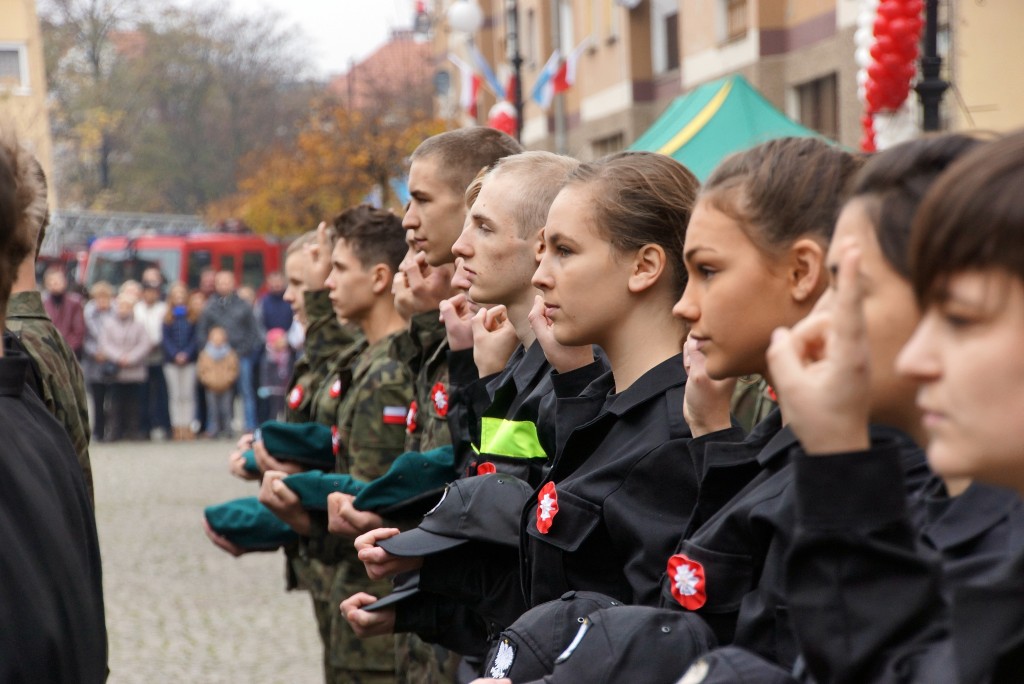 Uczniowie klas mundurowych ślubowali w Rynku