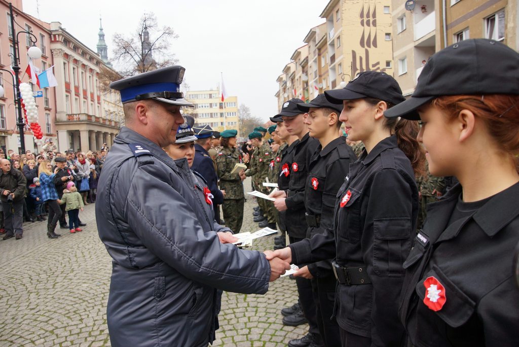Uczniowie klas mundurowych ślubowali w Rynku