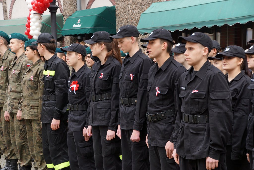 Uczniowie klas mundurowych ślubowali w Rynku