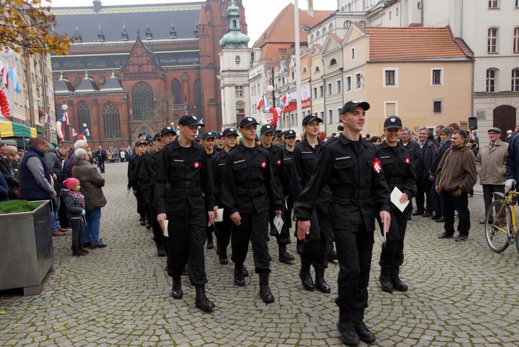 Uczniowie klas mundurowych ślubowali w Rynku