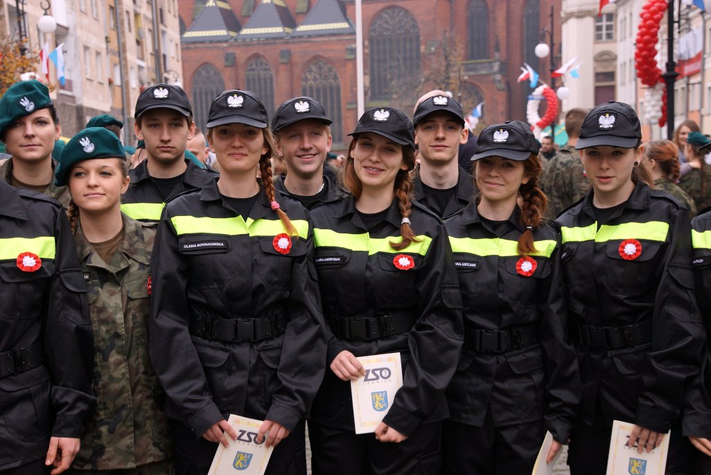 Uczniowie klas mundurowych ślubowali w Rynku