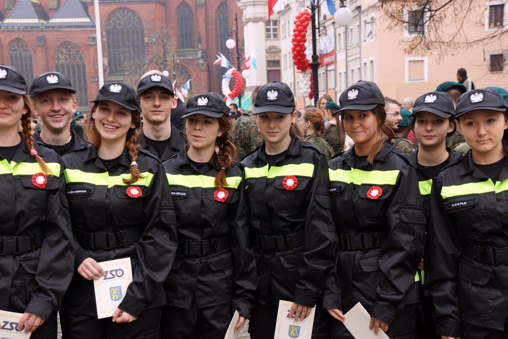 Uczniowie klas mundurowych ślubowali w Rynku