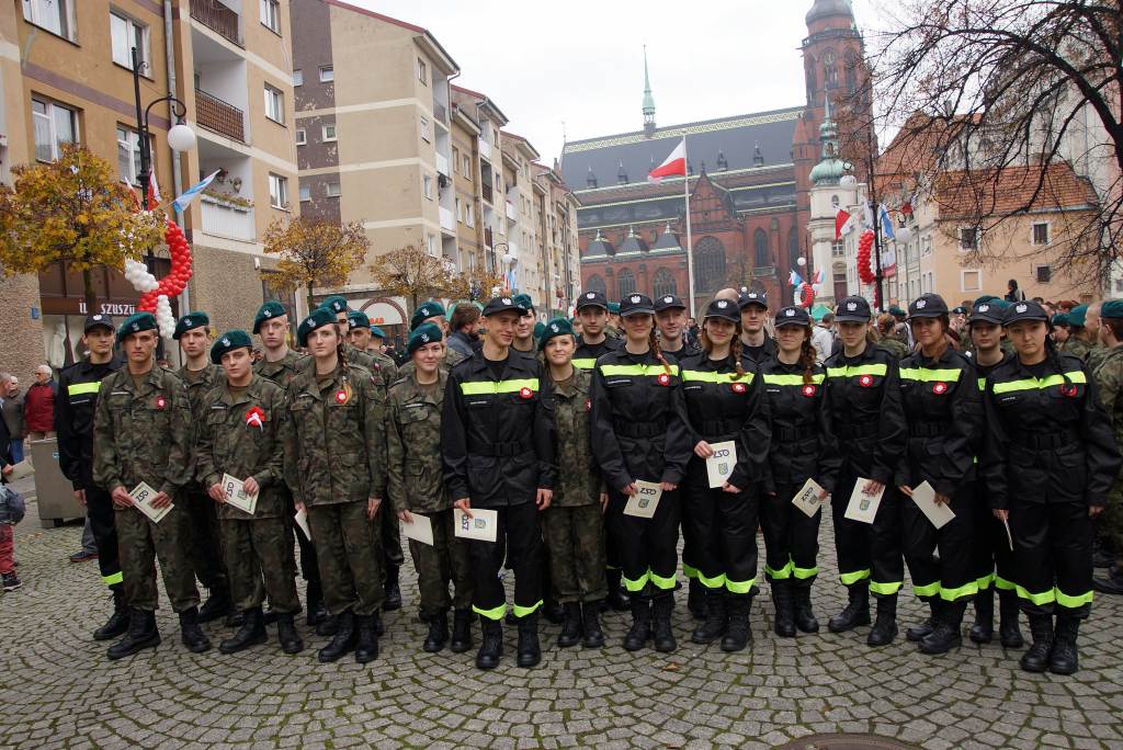 Uczniowie klas mundurowych ślubowali w Rynku