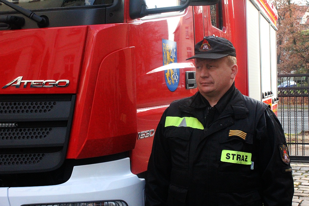 Strażacy pochwalili się nowym Mercedesem