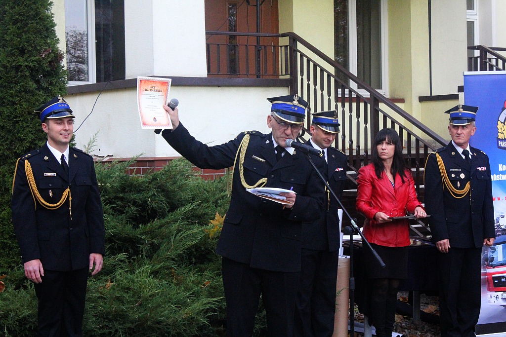 Strażacy pochwalili się nowym Mercedesem