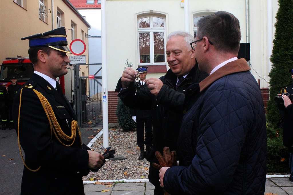 Strażacy pochwalili się nowym Mercedesem