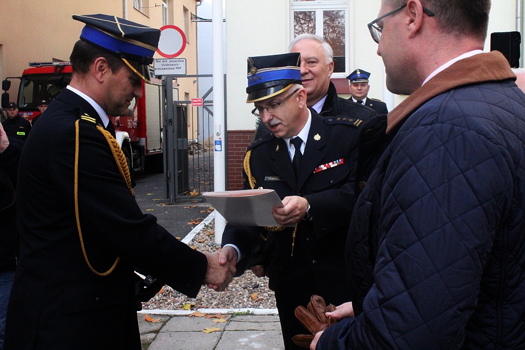 Strażacy pochwalili się nowym Mercedesem