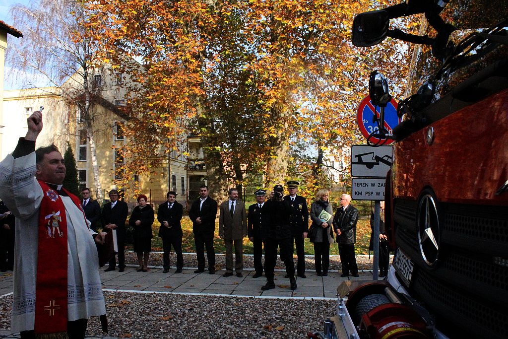Strażacy pochwalili się nowym Mercedesem