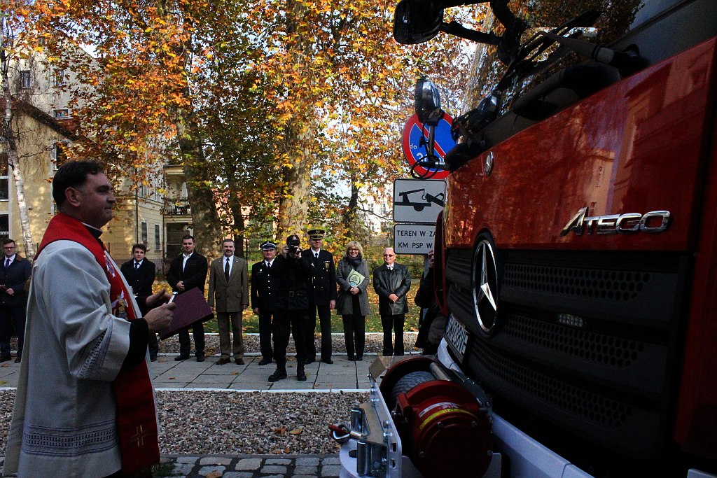 Strażacy pochwalili się nowym Mercedesem