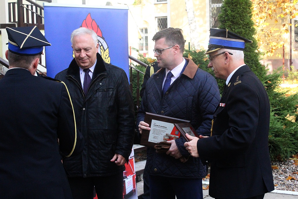 Strażacy pochwalili się nowym Mercedesem