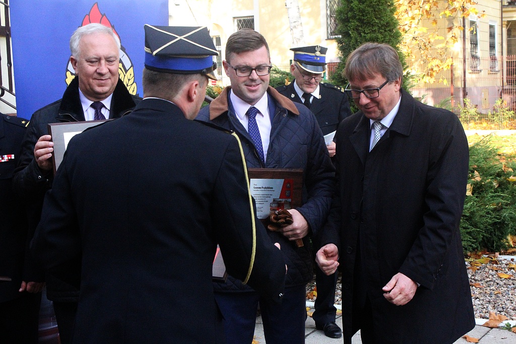 Strażacy pochwalili się nowym Mercedesem