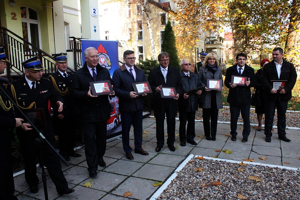 Strażacy pochwalili się nowym Mercedesem