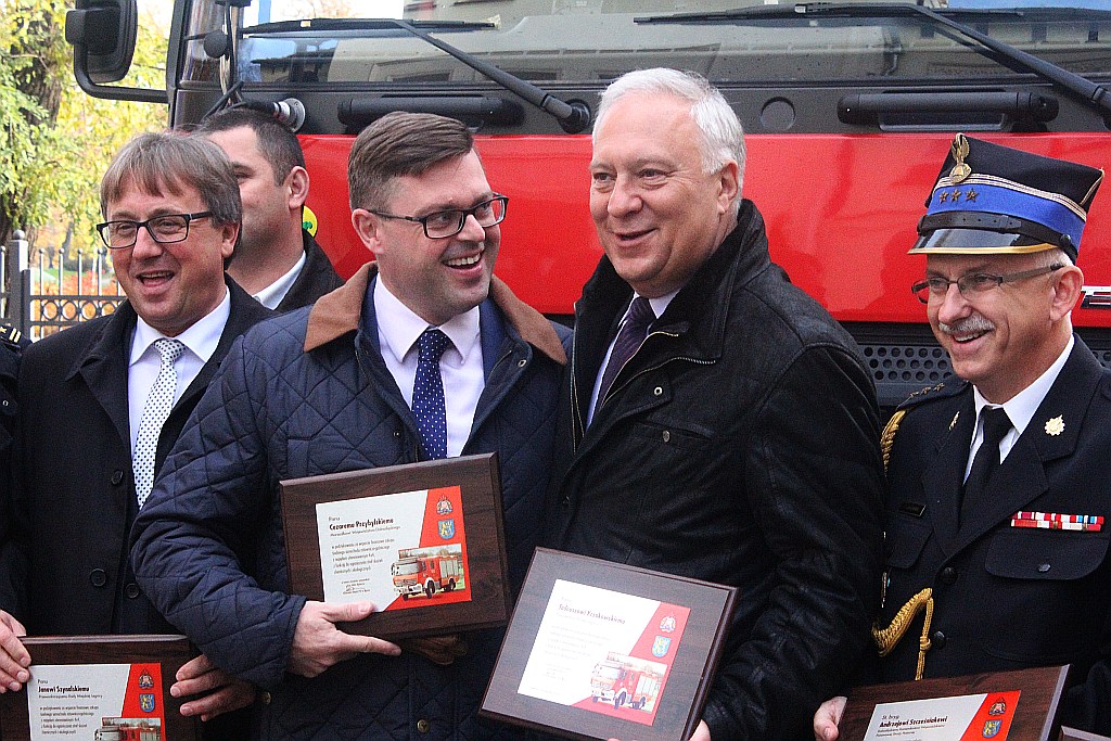 Strażacy pochwalili się nowym Mercedesem