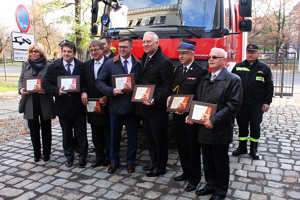 Strażacy pochwalili się nowym Mercedesem