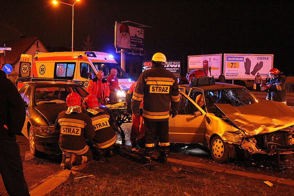 Zderzenie dwóch aut. Cztery osoby w szpitalu