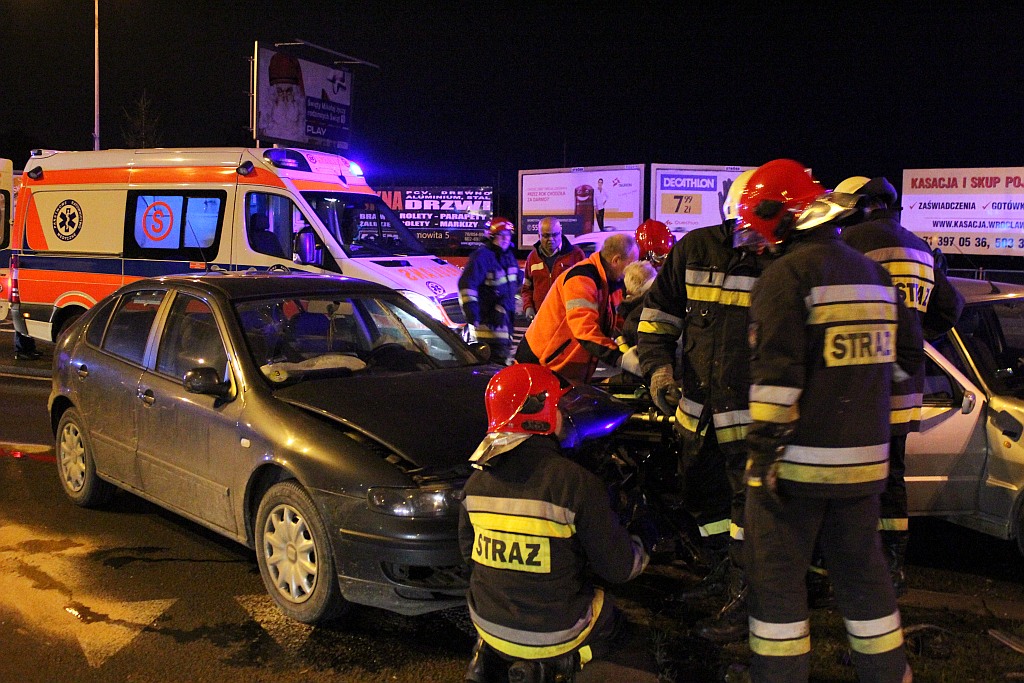 Zderzenie dwóch aut. Cztery osoby w szpitalu
