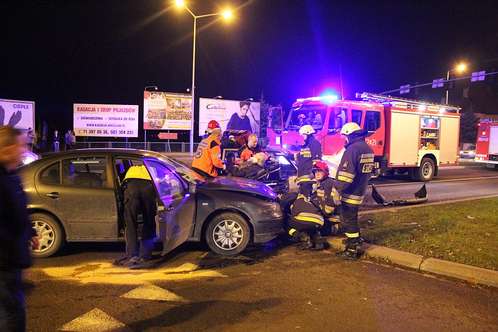 Zderzenie dwóch aut. Cztery osoby w szpitalu