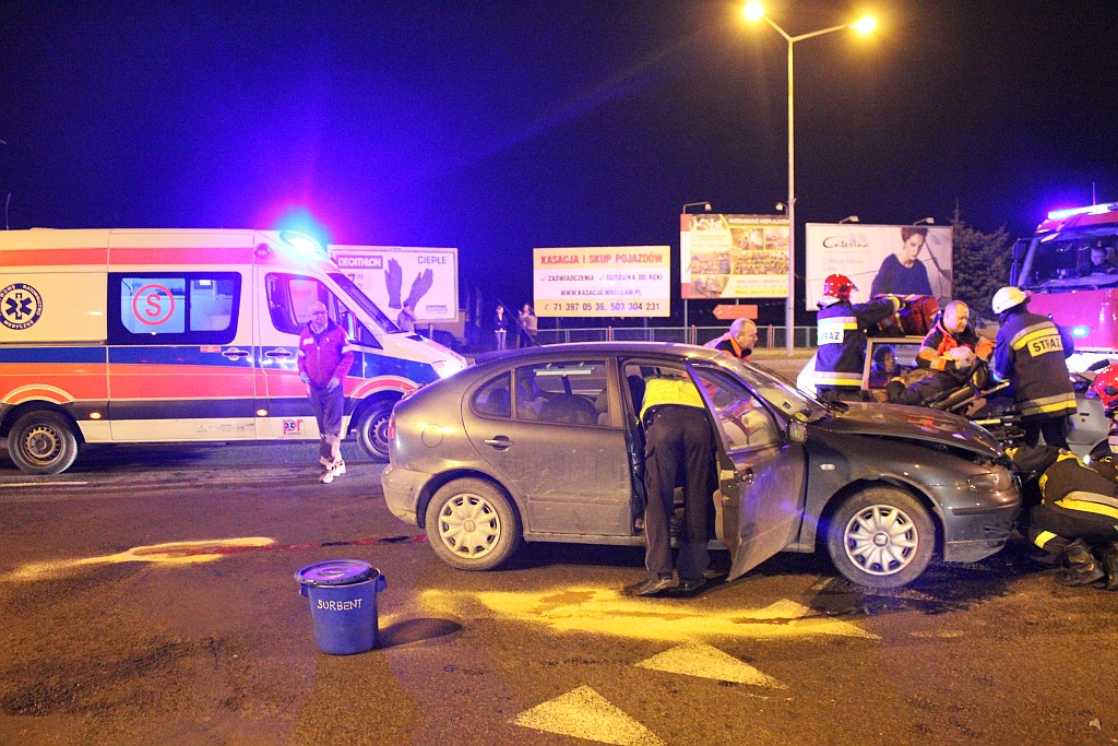 Zderzenie dwóch aut. Cztery osoby w szpitalu