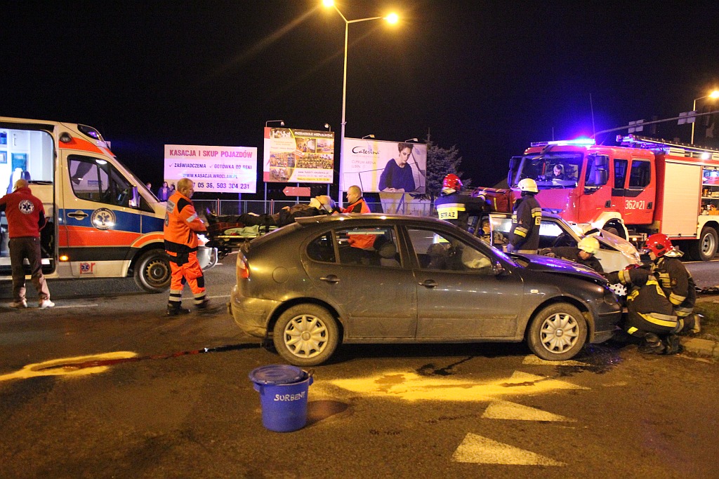 Zderzenie dwóch aut. Cztery osoby w szpitalu