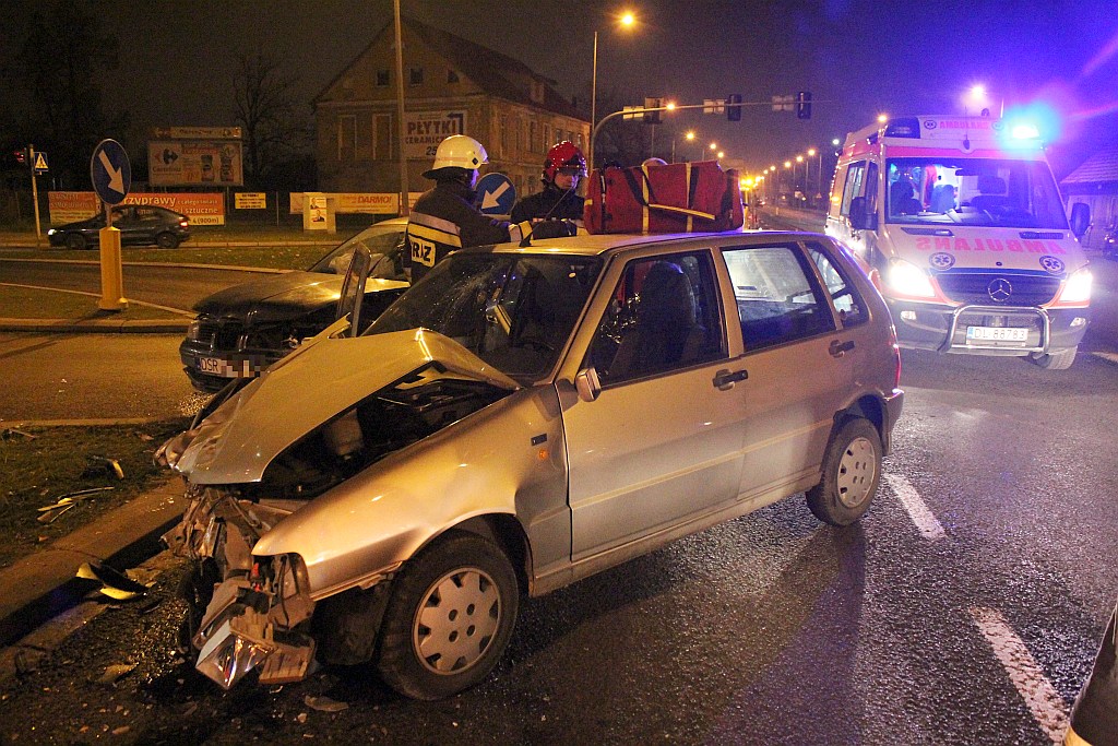 Zderzenie dwóch aut. Cztery osoby w szpitalu