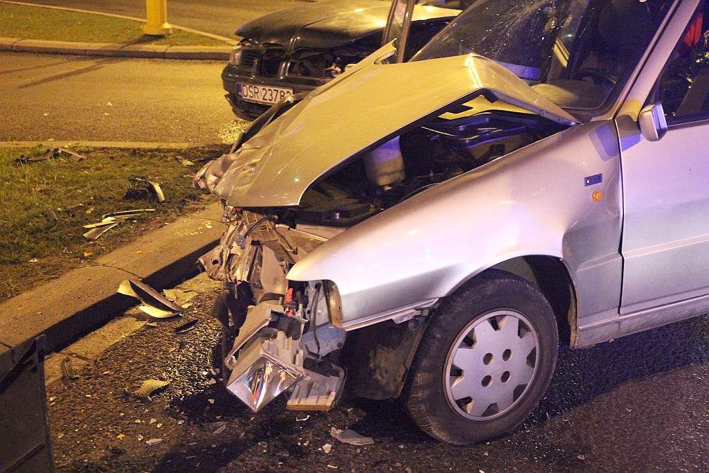 Zderzenie dwóch aut. Cztery osoby w szpitalu