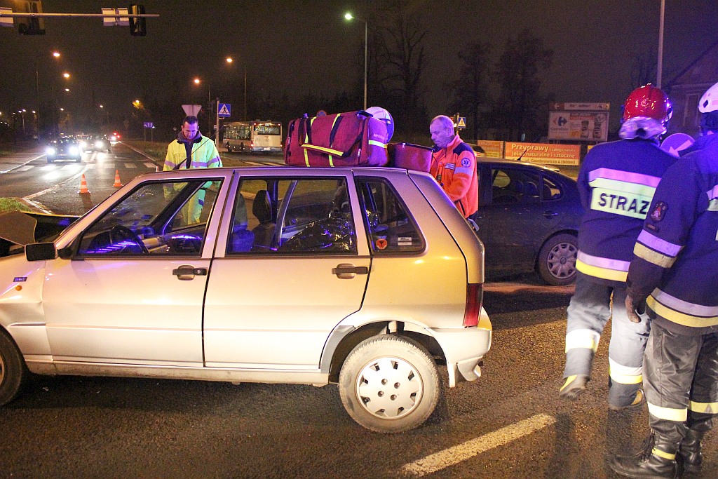 Zderzenie dwóch aut. Cztery osoby w szpitalu