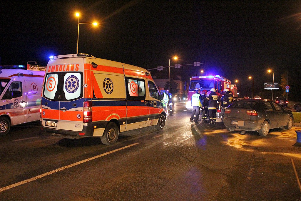 Zderzenie dwóch aut. Cztery osoby w szpitalu