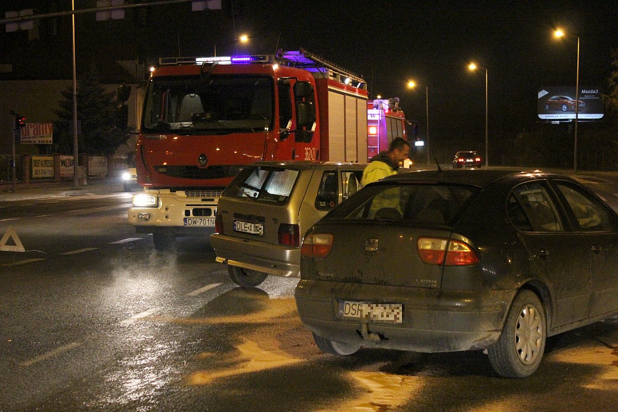Zderzenie dwóch aut. Cztery osoby w szpitalu