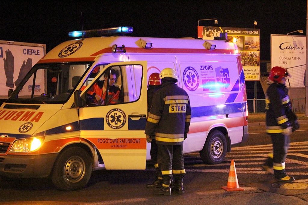 Zderzenie dwóch aut. Cztery osoby w szpitalu