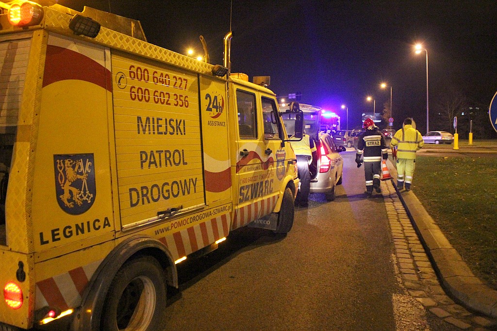 Zderzenie dwóch aut. Cztery osoby w szpitalu