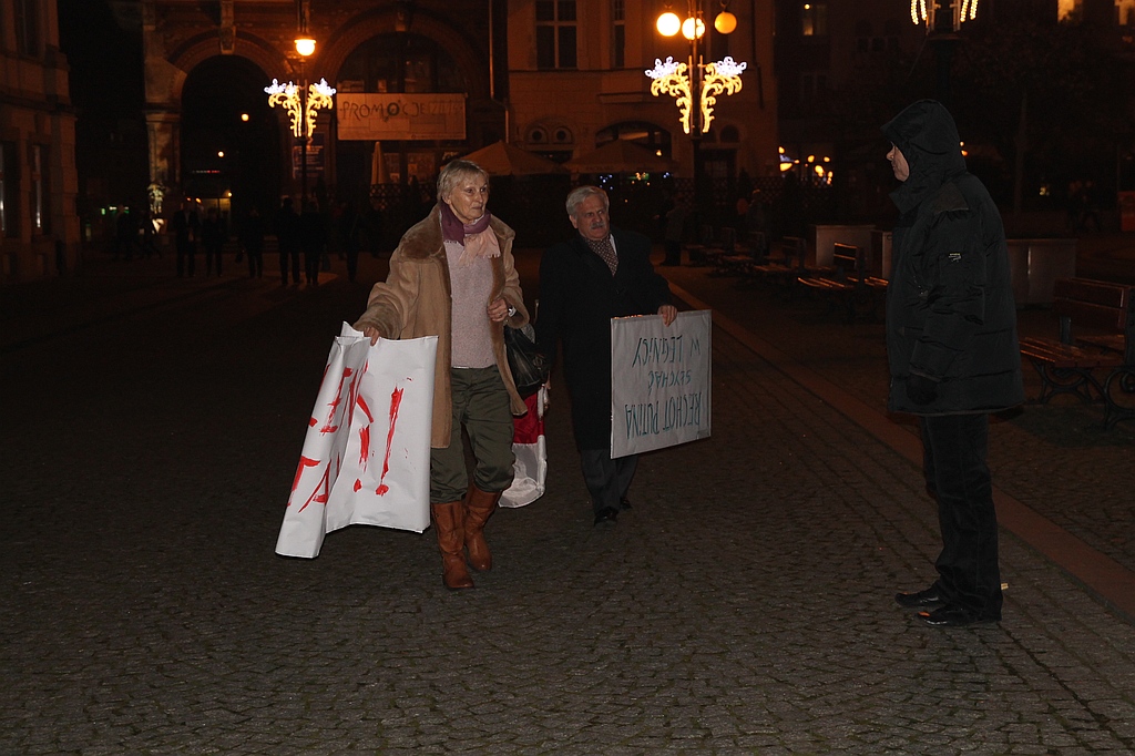 Protest pod teatrem. „Rechot Putina ... ”