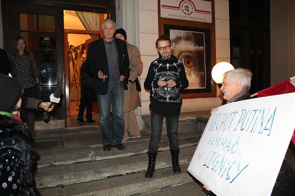 Protest pod teatrem. „Rechot Putina ... ”
